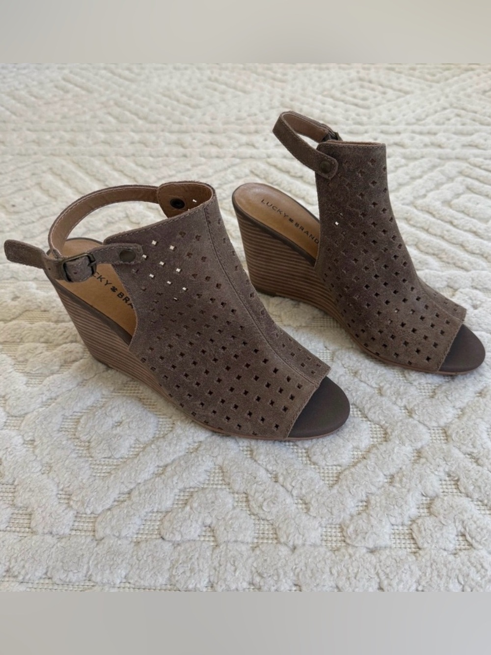 Lucky Brand Rigina Suede Peep Toe Wedge Sandals Brown Perforated Boho Size 10